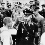 Heinrich Himmler tijdens een bezoek aan concentratiekamp Dachau