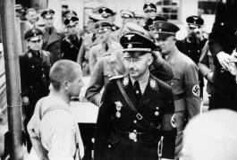 Heinrich Himmler tijdens een bezoek aan concentratiekamp Dachau