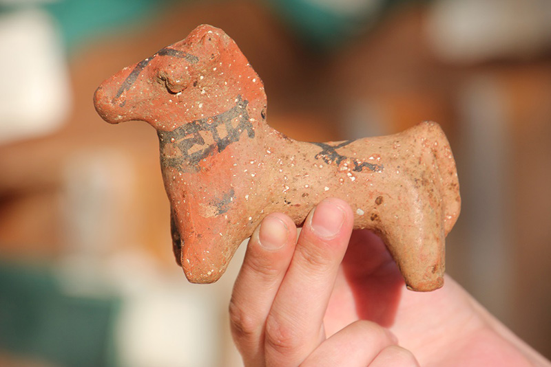 Paardje van aardewerk uit 7de eeuw v Chr, gevonden in Tell Damiyah (RMO)