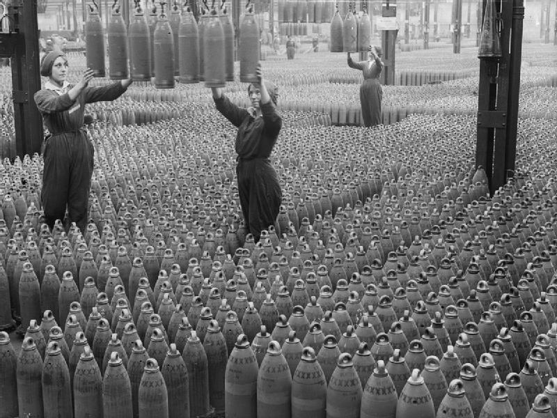 Vrouwen aan het werk in een munitiefabriek, 1917 - cc