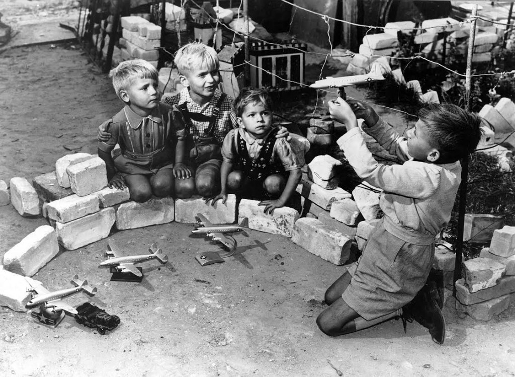 Kinderen in West-Berlijn spelen de luchtbrug na. © U.S. National Archives