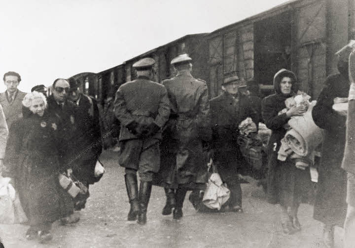Duitse officieren op het perron van doorgangskamp Westerbork bij een trein die op het punt staat om te vertrekken. (annefrank.org)