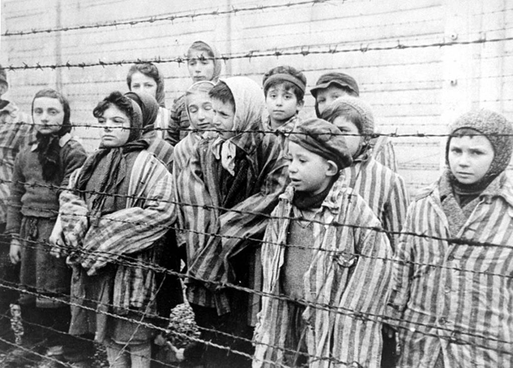 Jonge overlevenden van de Holocaust, kort na de bevrijding van Auschwitz, januari 1945 (cc - USHMM)