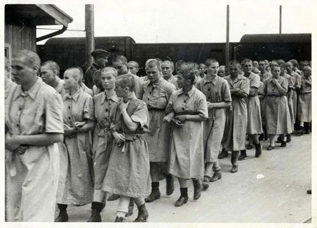 Kaalgeschoren vrouwen na de ontluizing (Auschwitz Album, mei 1944)