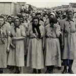 Kaalgeschoren vrouwen na de ontluizing (Auschwitz Album, mei 1944)