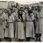 Kaalgeschoren vrouwen na de ontluizing (Auschwitz Album, mei 1944)