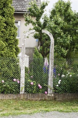 Kamppalen zijn gebruikt als tuinhek. © Hans Citroen
