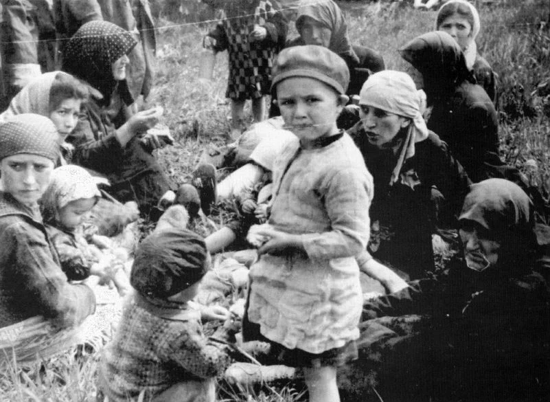 Kinderen en moeders kort na aankomst in het kamp (Auschwitz Album, mei 1944)