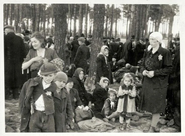 Kinderen en volwassenen die niet fit genoeg werden geacht om te werken, kort voordat ze vergast worden (Auschwitz Album, mei 1944)