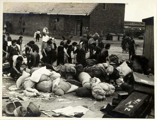 Selecteren van de bezittingen, onder toezicht van SS'ers (Auschwitz Album, mei 1944)