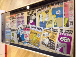 Vitrine met voorpagina's van Charlie Hebdo (Persmuseum)