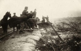 Militairen en burgers werden in 1916 ingezet om noodzeeweringen te leggen in de Anna Paulownapolder. (cc - Spaarnestad - Kees Hofker)