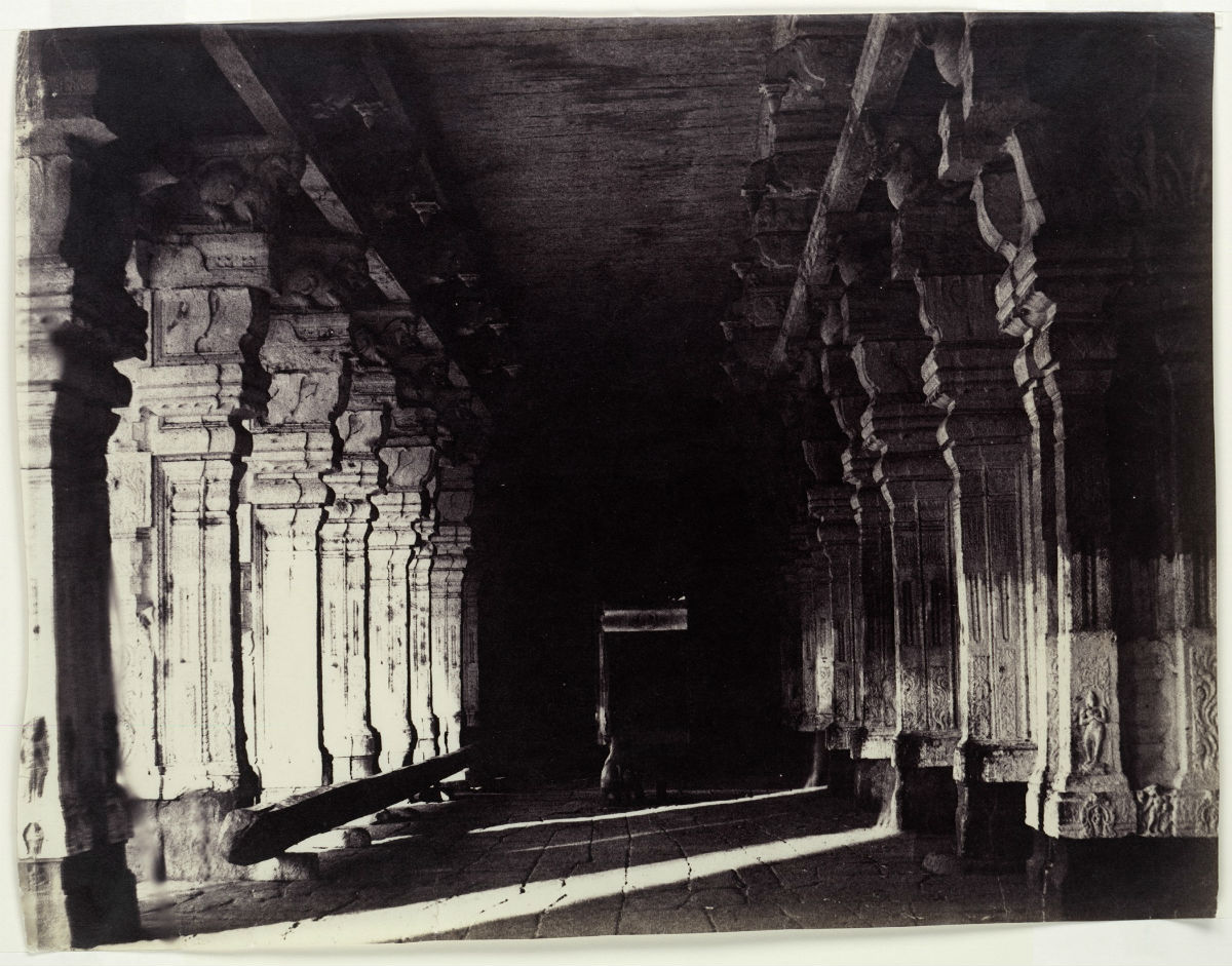 Zuilengang in de Viravasuntarayan Mundapam, Madura, India, toegeschreven aan Linnaeus Tripe, 1858 - 1860