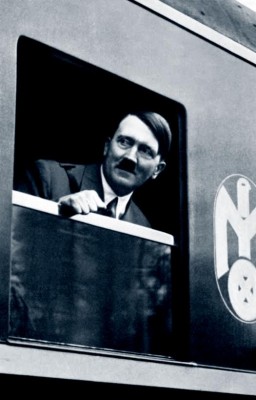 Adolf Hitler in een Mitropa-rijtuig, 1933