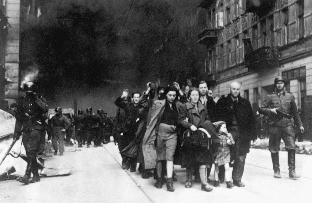 Arrestaties tijdens de opstand in het Getto van Warschau in 1943, Joden worden uit hun schuilplaatsen verdreven