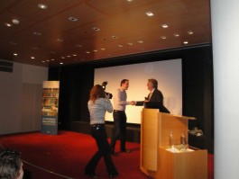 Yuri Visser neemt de prijs in ontvangst (Foto: Enne Koops)