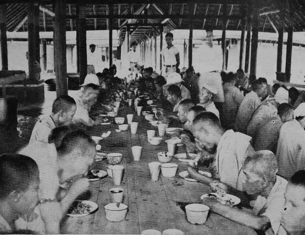Gemeenschappelijke maaltijd in arbeidtherapeutische kolonie Lenteng Agung (Geneeskundig Tijdschrift voor Nederlands-Indië 1935)