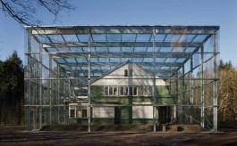 Glazen stolp om de commandantswoning (Westerbork)