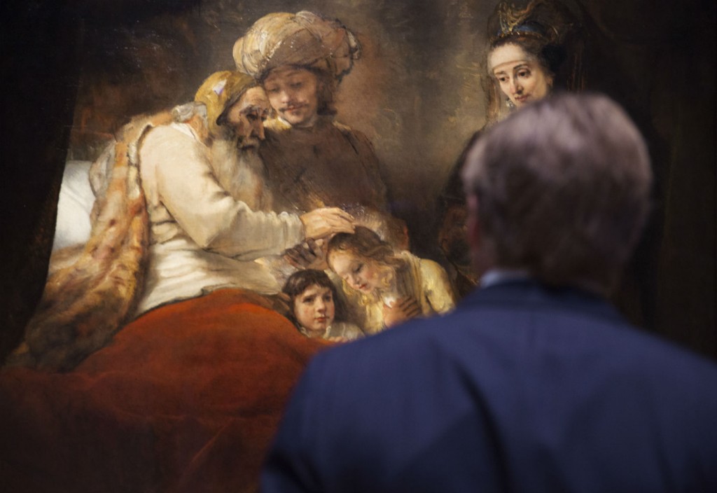 Koning Willem-Alexander bekijkt het schilderij 'Jacob zegent de zonen van Jozef' (Foto Erik Smits - Rijksmuseum)