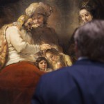 Koning Willem-Alexander bekijkt het schilderij 'Jacob zegent de zonen van Jozef' (Foto Erik Smits - Rijksmuseum)