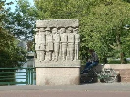 Monument op de Herenbrug in Den Haag - cc