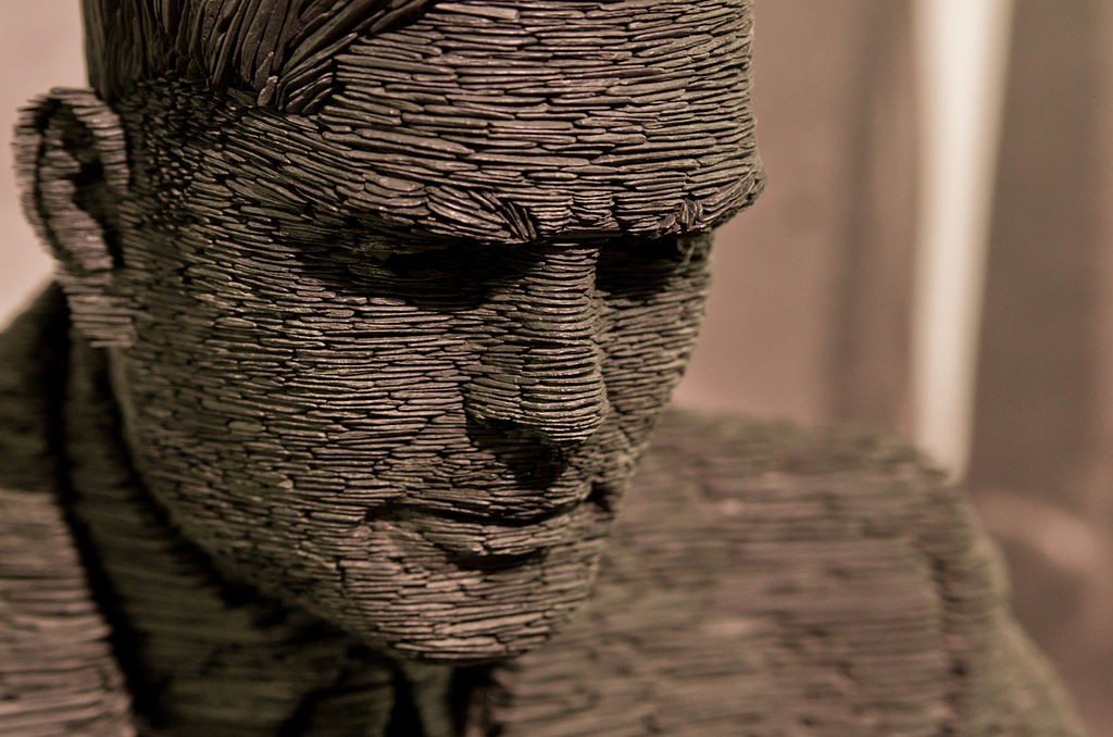Standbeeld van Alan Turing op Bletchley Park (cc - Antoine Taveneaux)
