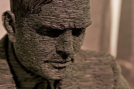 Standbeeld van Alan Turing op Bletchley Park (cc - Antoine Taveneaux)