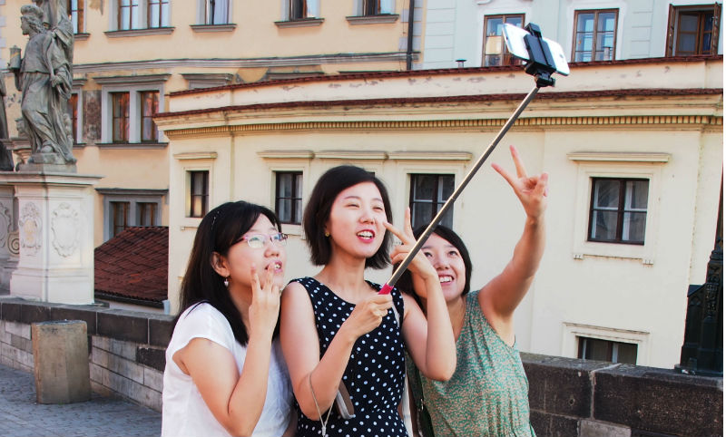 Toeristen met een selfie-stick - cc