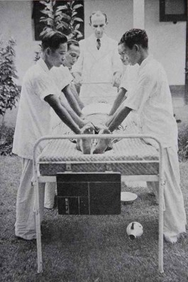 Van Wulfften Palthe demonstreert opstelling schoktherapie (Geneeskundig Tijdschrift voor Nederlands-Indië 1937)