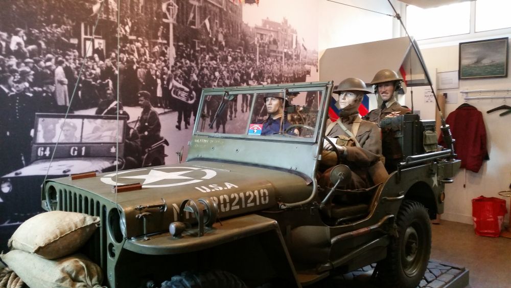 De Amerikaanse Willys jeep in de ontvangstruimte van het museum.