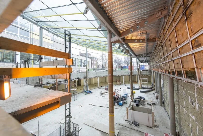 De bouw van het nieuwe entreegebouw van het Van Gogh Museum verloopt voorspoedig en opent in de tweede week van september 2015 voor publiek (Foto: Jan Kees Steenman / VGM)