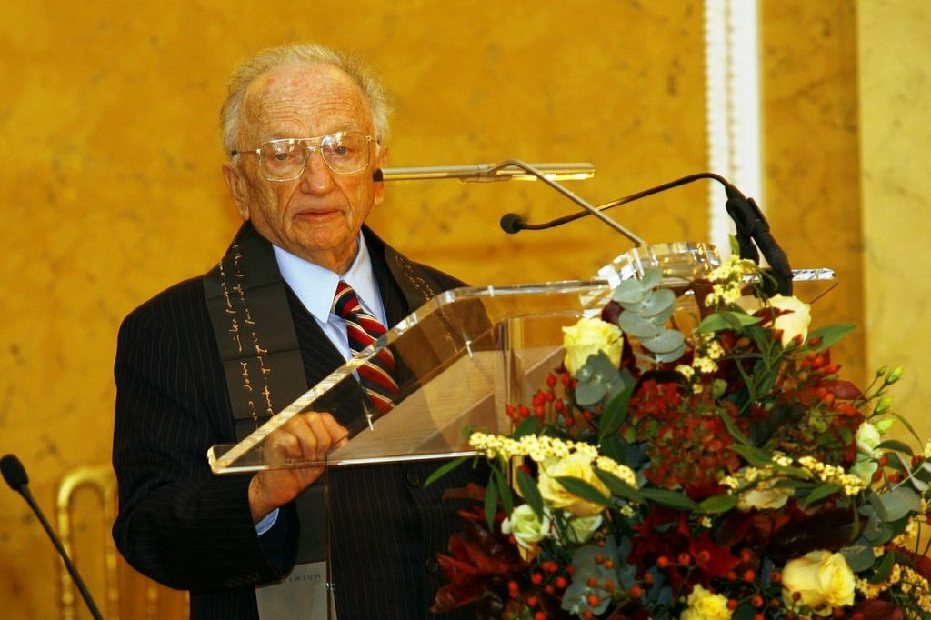 Ferencz houdt in 2009 in de Erasmusuniversiteit zijn dankwoord na onderscheiden te zijn met de Erasmusprijs. (Bron: Benjamin Ferencz)