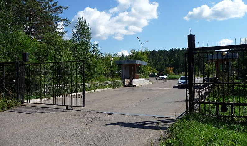 Checkpoint bij de ingang van Zjeleznogorsk - cc