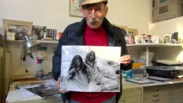 Cor Jaring met een beroemde foto die hij van John Lennon en Yoko Ono maakte (VanGisteren)