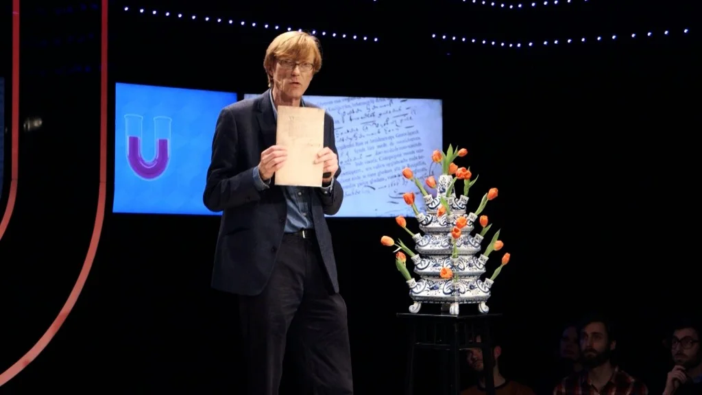 Maarten Prak bij de Universiteit van Nederland (Still YouTube)