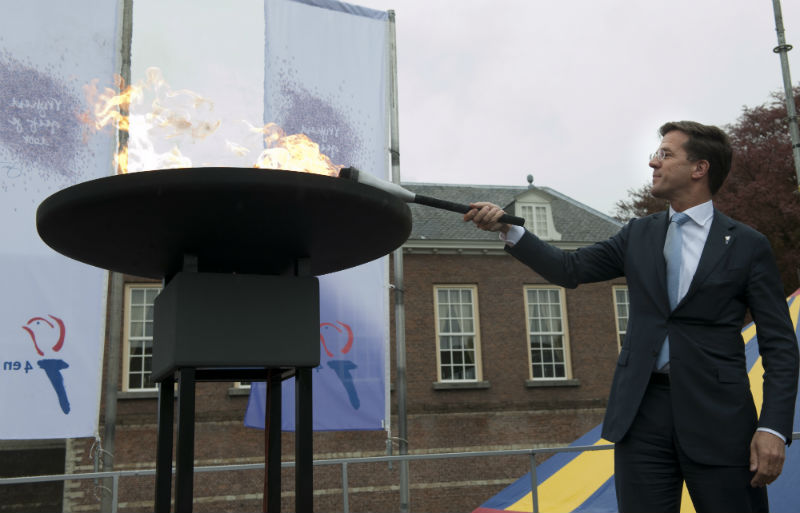 Minister-president Mark Rutte ontsteekt het Bevrijdingsvuur in Breda, 2012 - cc