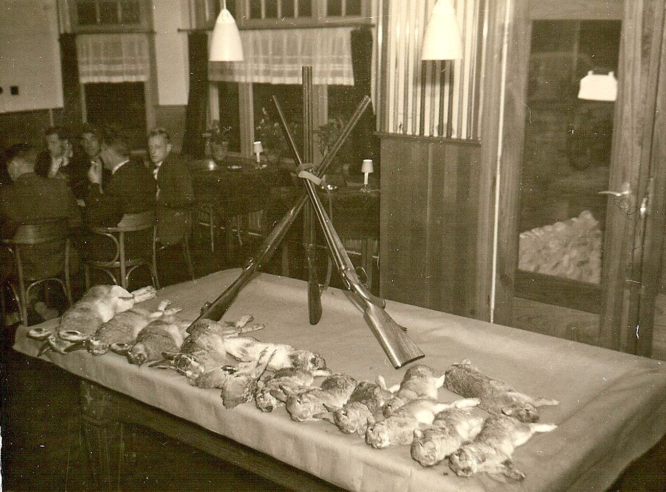 Oogst van een konijnenjacht in Reek in 1959 (BHIC)