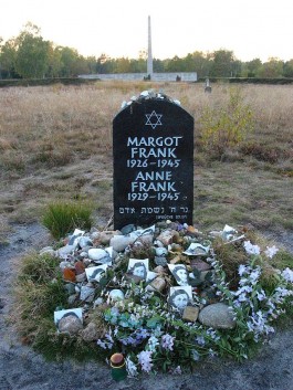 Symbolische grafsteen voor Anne en Margot Frank in Bergen-Belsen - cc