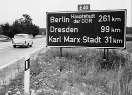 Voor 1989 verkeerden automobilisten, op weg naar West-Berlijn, geruime tijd in onzekerheid of ze daar wel aan zouden komen. De plaatsaanduiding ontbrak; verwezen werd naar 'Berlin - Hauptstadt der DDR'. Bij die hoofdstad stond toch een bordje: West-Berlin.