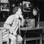 Willem Mengelberg luistert naar de radio (LOC)