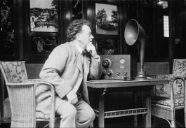 Willem Mengelberg luistert naar de radio (LOC)
