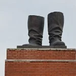 De laarzen van Stalin, die sinds 1949 in Boedapest onder een 25 meter hoog standbeeld stonden van de Sovjet-leider, en als enige nog resteren in het Memento Park in de Hongaarse hoofdstad.