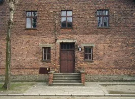 Blok 10 in Auschwitz, waar Mengele zijn medische experimenten uitvoerde - cc
