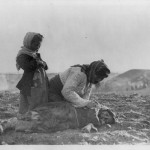 Armeense genocide - Een gedeporteerde Armeense moeder met haar dode kind in de woestijn nabij Aleppo, Ottomaanse Rijk - cc