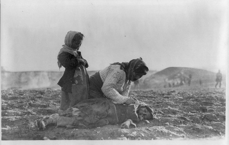 Armeense genocide - Een gedeporteerde Armeense moeder met haar dode kind in de woestijn nabij Aleppo, Ottomaanse Rijk - cc