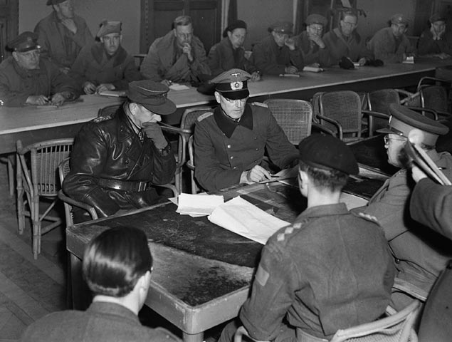 Wageningen, hotel ‘De Wereld’, 5 mei 1945: Reichelt (l.) en Blaskowitz. Op de rug gezien kapitein Molnar (tolk) en Foulkes.