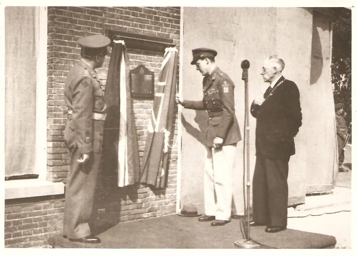 Onthulling van de door generaal Foulkes geschonken plaquette aan de muur van hotel ‘De Wereld’ door prins Bernhard, 9 juli 1945 in aanwezigheid van generaal Foulkes en burgemeester Van der Weide.