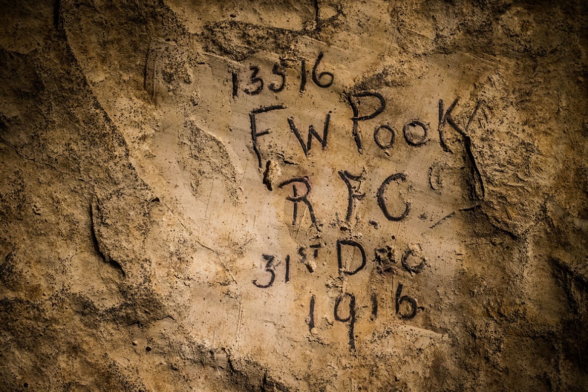 De naam van een militair vereeuwigd op een muur in de voormalige kalkmijn in Naours. © Jeffrey Gusky