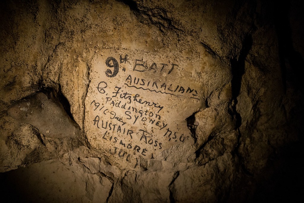 Veel van de opschriften in de kalkmijn in Naours bevatten behalve de naam van de militair ook diens eenheid, woonplaats en de datum waarop de tekst geschreven werd. © Jeffrey Gusky