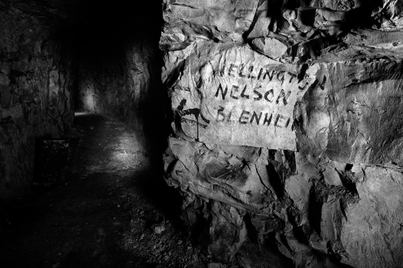 Richtingaanwijzers en straatnamen hielpen soldaten de weg vinden in ondergrondse gangenstelsels. © Jeffrey Gusky